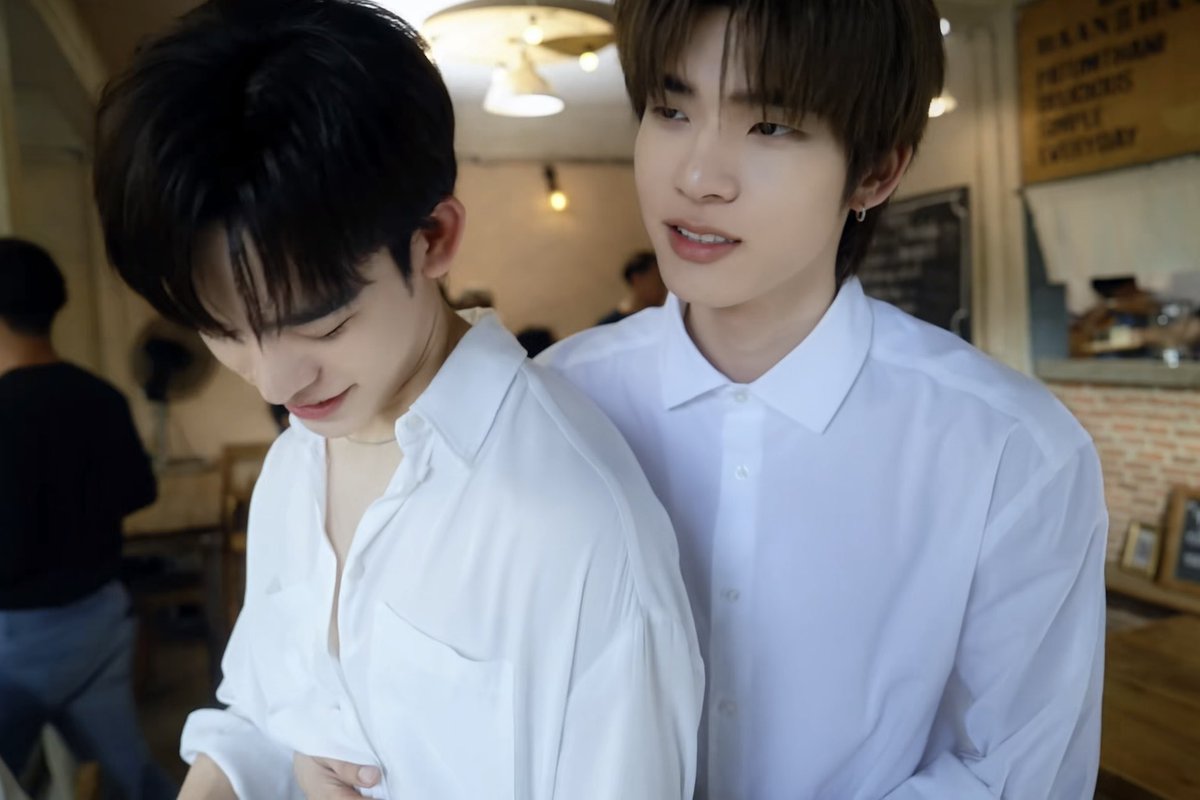 THE HAND AROUND THE WAIST???