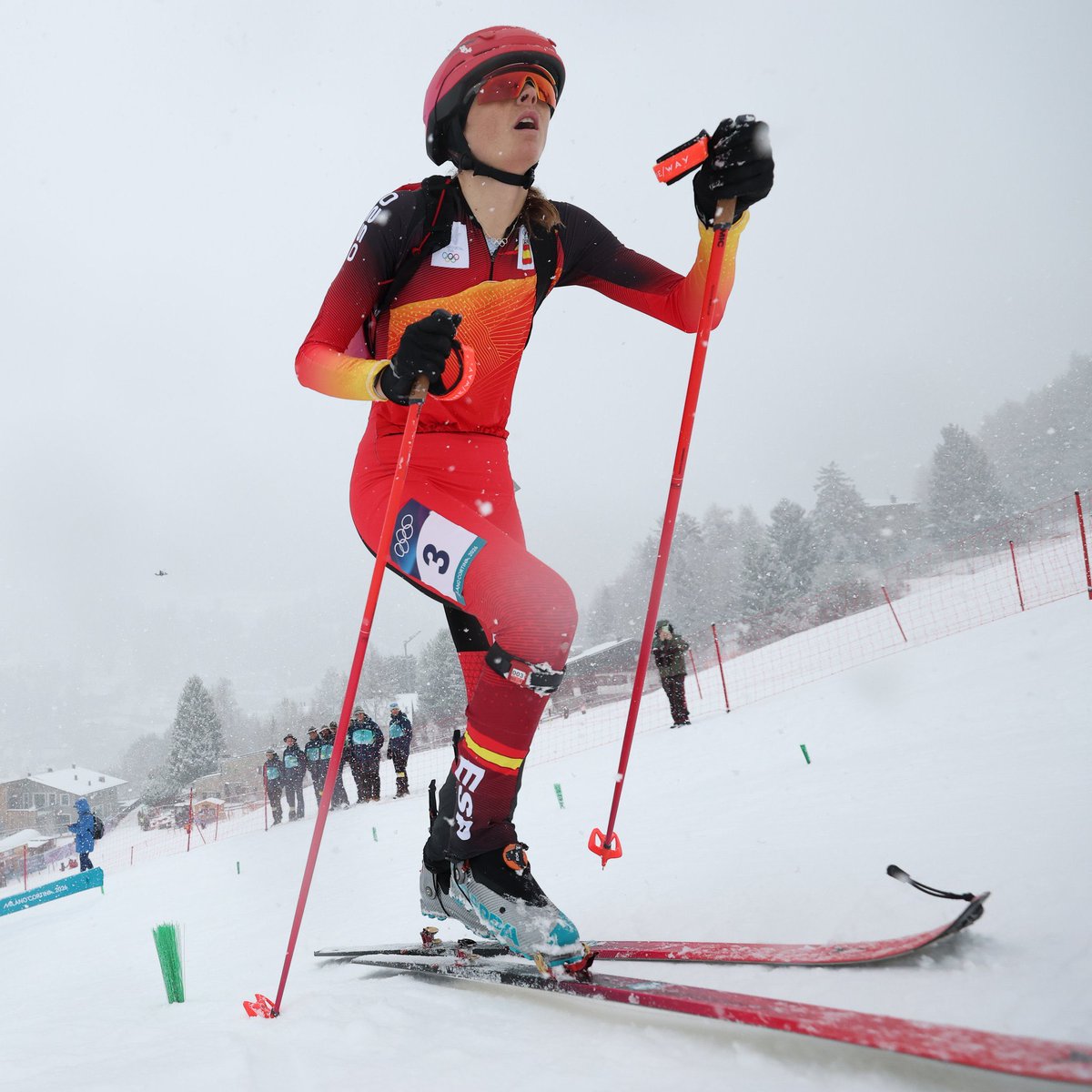 A principios de octubre de 2025, era atropellada entrenando en bicicleta y los ligamentos de su rodilla quedaban destrozados.

Decidía no operarse para estar en los Juegos Olímpicos.

Lloraba a diario.

Cinco semanas después se ponía los esquís por primera vez en Sierra Nevada.