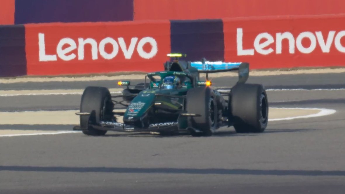AngelDRSF1's tweet photo. 🚩 Bandera roja en pista. El AMR26 de Fernando Alonso dice basta y se queda detenido a la salida de la curva 4. #F1 https://t.co/etmYxYi4aI