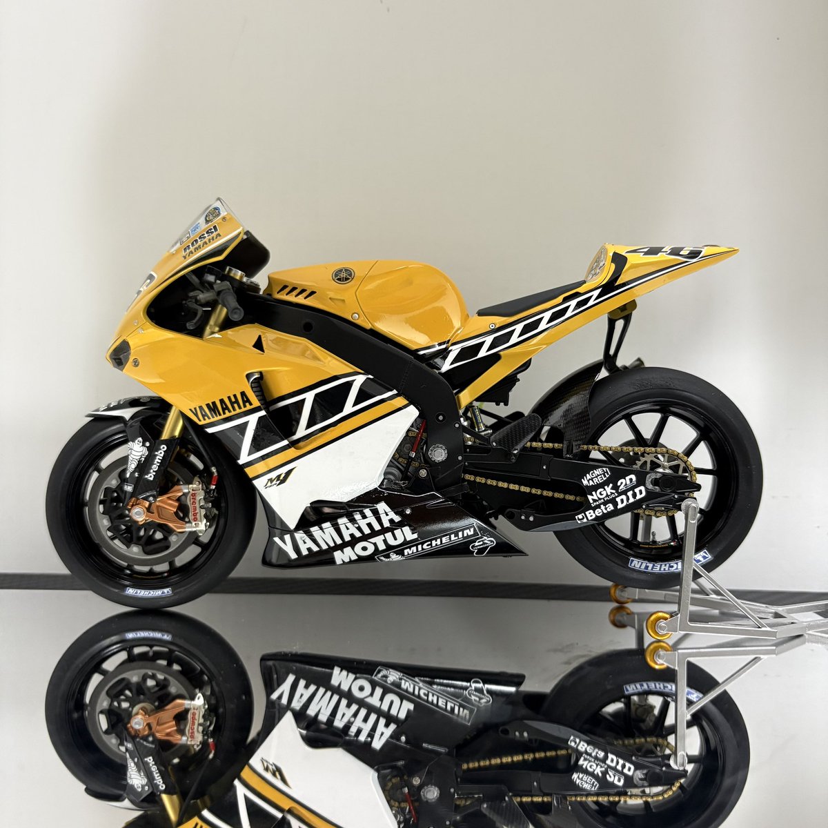 YAMAHA YZR M1 50th Anniversary U.S.Inter-coloring Edition 45号車
完成しました♪
着手から完成まで1Wという激早でしたが、カーボンデカール貼ったりと今までやってなかったディテールアップは楽しかったです
#バイクプラモ盛上げ隊 
#バイク模型が好きだ