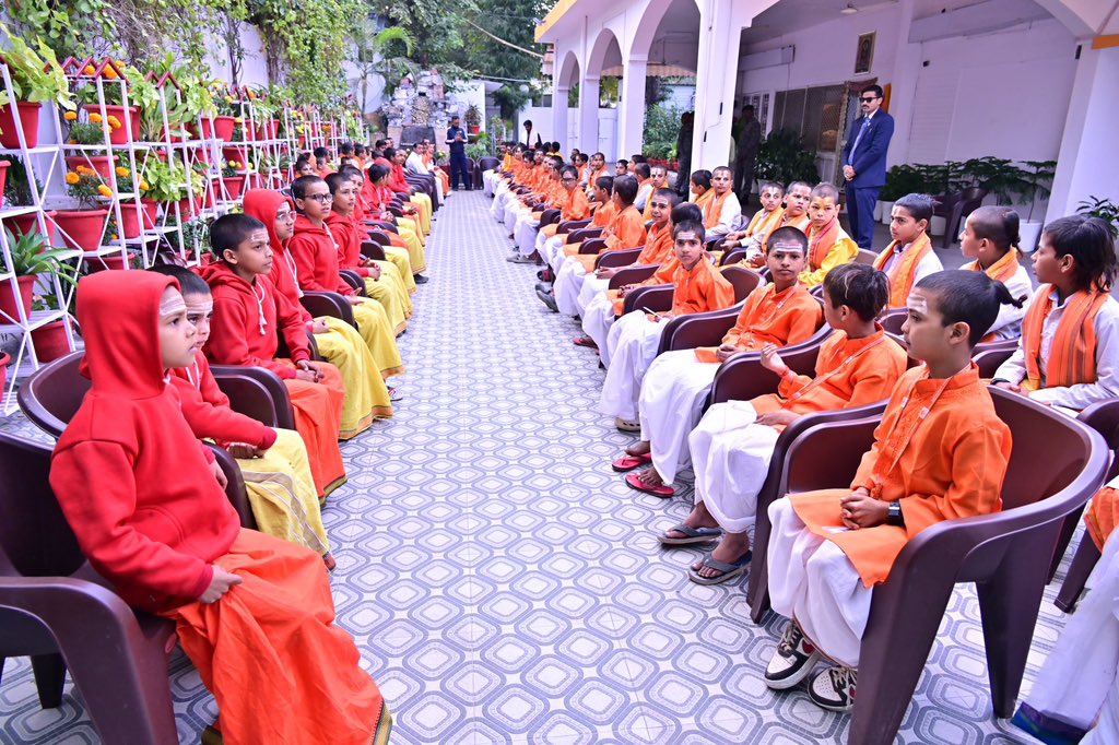 देर किया- सबेर किया। यह बात तो बहस का है ही , मगर फिर भी पाठक जी के इस आप्टिक्स का मैं स्वागत करता हूँ। उन्हे पता होना  चाहिए कि पार्टी ने भले उन्हे पद और सरकार में जिम्मेवारी दी हो लेकिन दी ब्राह्मण वोटों के वजह से ही है। up में जो ब्राह्मण विधायक गाड़ी के आगे विधायक का पट्टी