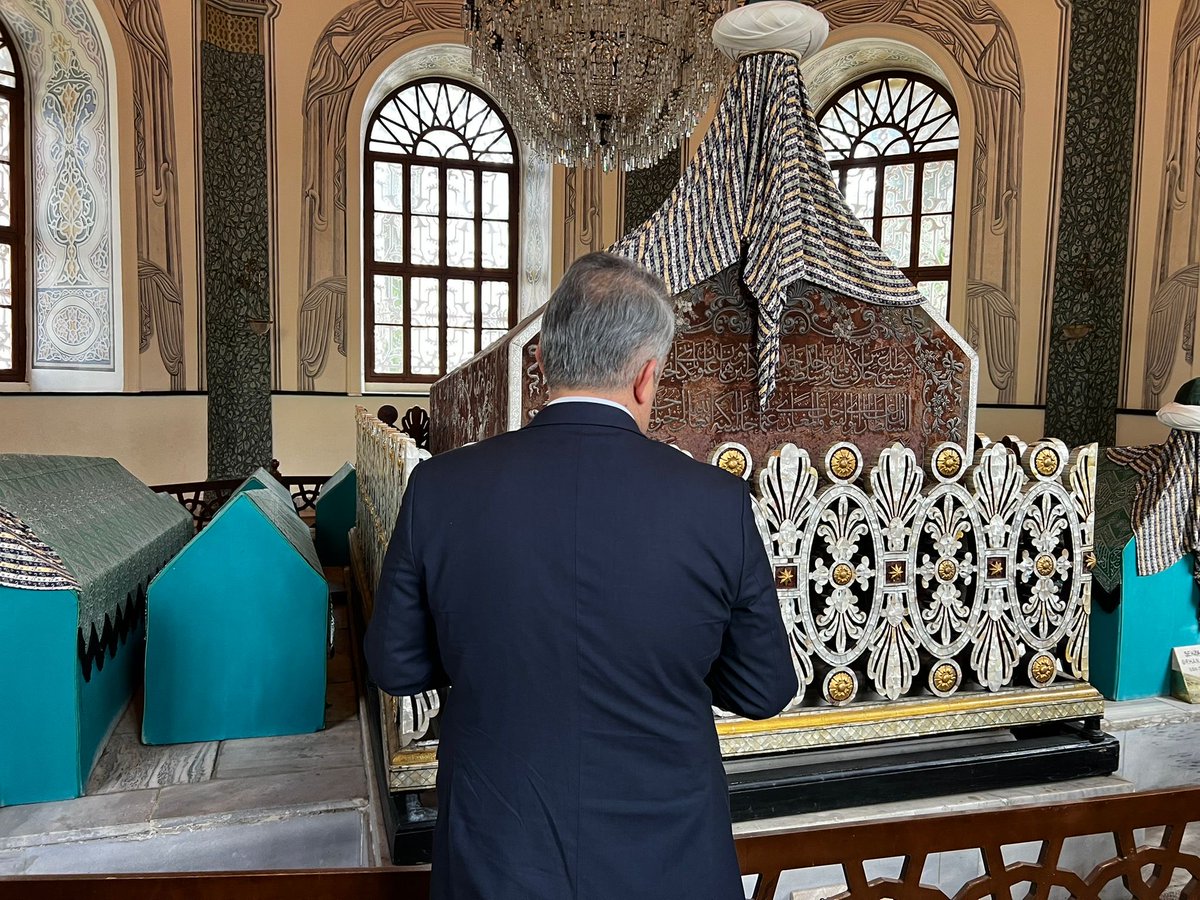 isamesihsahin's tweet photo. “İnsanı yaşat ki devlet yaşasın.”

Osmanlı Devletimizin kurucu padişahı Osman Gazi ve ikindi padişah Orhan Gazi’nin Bursa’daki türbelerini ziyaret ettim. 

Bu toprakları bize vatan yapan tüm kahramanlarımızdan Allah razı olsun. https://t.co/FqlnowP6IE
