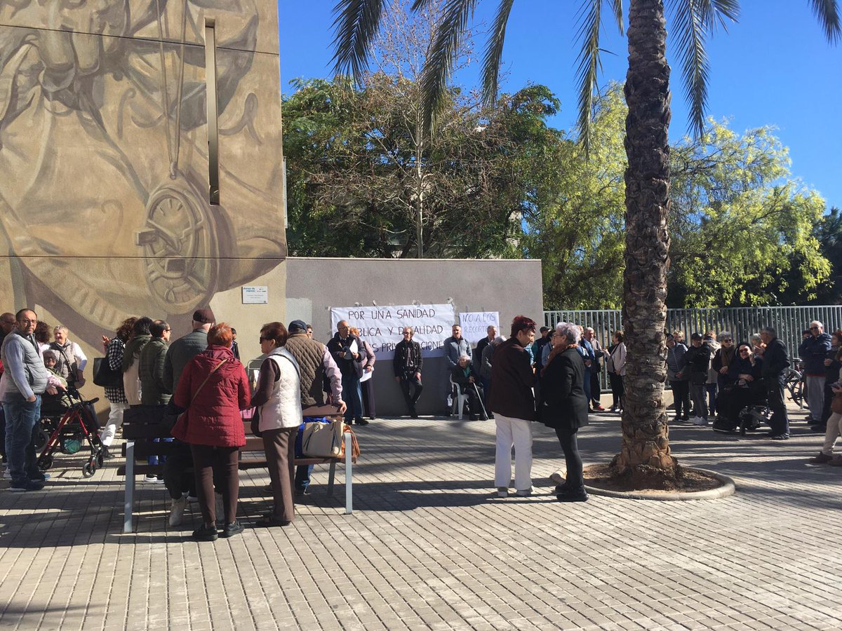 Más de ochenta personas nos hemos reunido hoy ante el centro de salud de Arquitecto Tolsà para reclamar una sanidad pública y de calidad en Orriols.

La calidad de la salud no puede depender del código postal. Servicios públicos y de calidad para #Orriols.