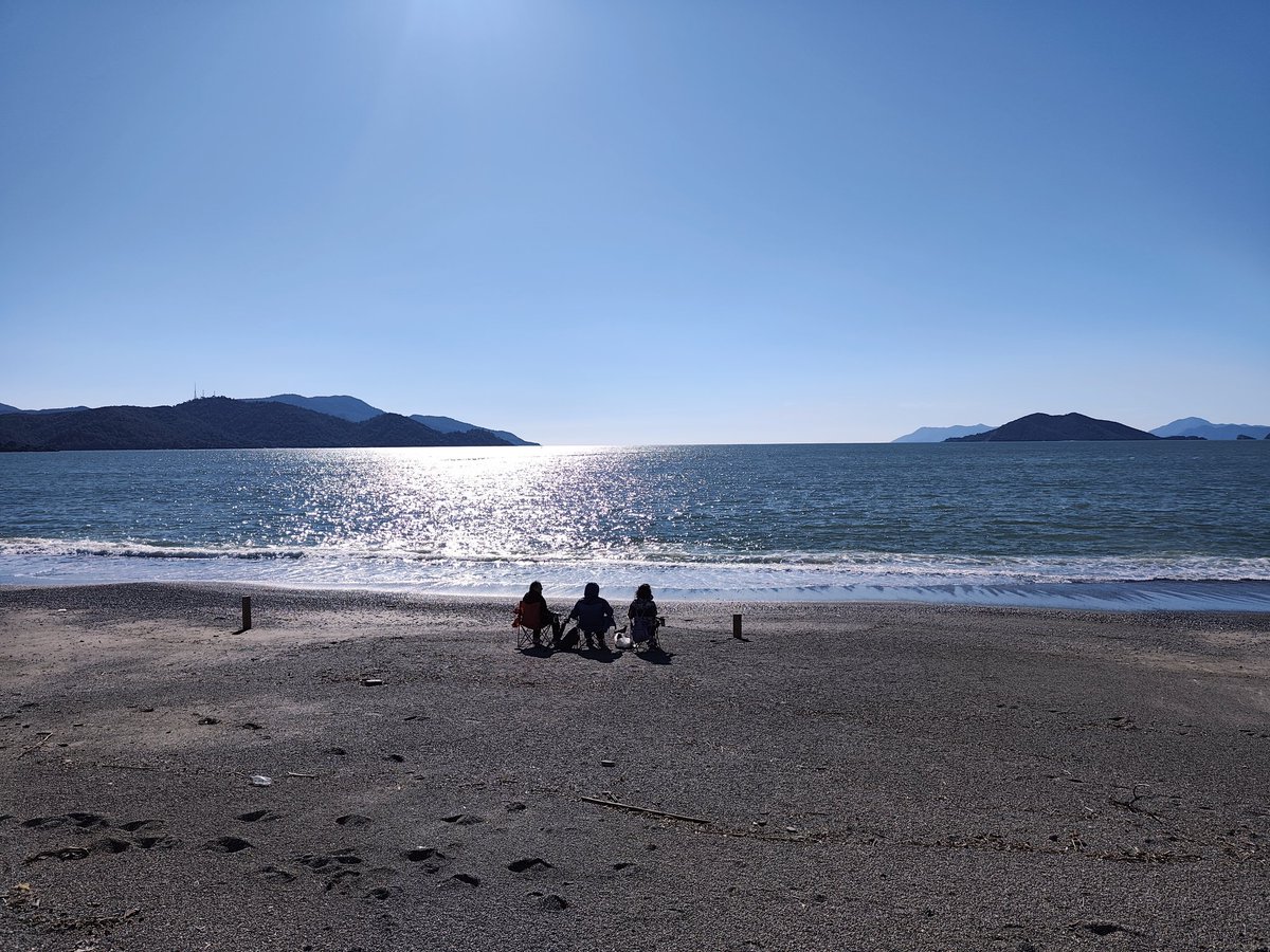 Bright, sunny and just a little bit chilly at Çalış Beach 🌞🌊 Clear skies, gentle breeze, and that relaxed seaside vibe — a beautiful day by the water 💙