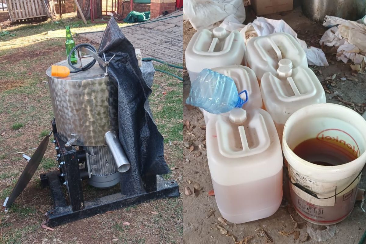 TheTruthPanther's tweet image. [BREAKING NEWS] Hawks Secure Preservation Order on R350 Million Crystal Meth Lab in Volksrust, Freezing Farm Portion, Vehicles, Livestock, and Drug-Making Equipment

Six suspects were arrested, including five Mexican nationals and one South African farm caretaker.

The Hawks’
