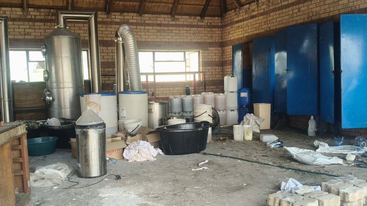 TheTruthPanther's tweet image. [BREAKING NEWS] Hawks Secure Preservation Order on R350 Million Crystal Meth Lab in Volksrust, Freezing Farm Portion, Vehicles, Livestock, and Drug-Making Equipment

Six suspects were arrested, including five Mexican nationals and one South African farm caretaker.

The Hawks’