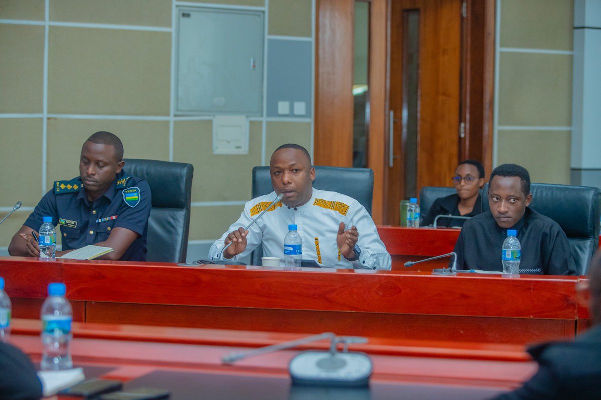 CityofKigali's tweet photo. Ubuyobozi bw’Umujyi wa Kigali na @Rwandapolice bahuye n’abahagariye urubyiruko rw’Abakorerabushake n’abahagarariye abanyeshuri muri Kaminuza zo muri #KigaliYacu baganira ku ruhare rwabo mu kwimakaza umuco w’ubukorerabushake no gukumira ibyaha bitaraba. 

Umuyobozi w’Umujyi wa Kigali Wungirije Ushinzwe Ubukungu n’Imibereho y’Abaturage Urujeni Martine yagize ati: “Tuzakomeza kubaka urubyiruko rufite indangagaciro z’ubwitange, rufite ubumenyi n’ubushobozi bwo kuba abayobozi beza, kandi bagira uruhare rugaragara mu iterambere ry’Igihugu cyacu.”