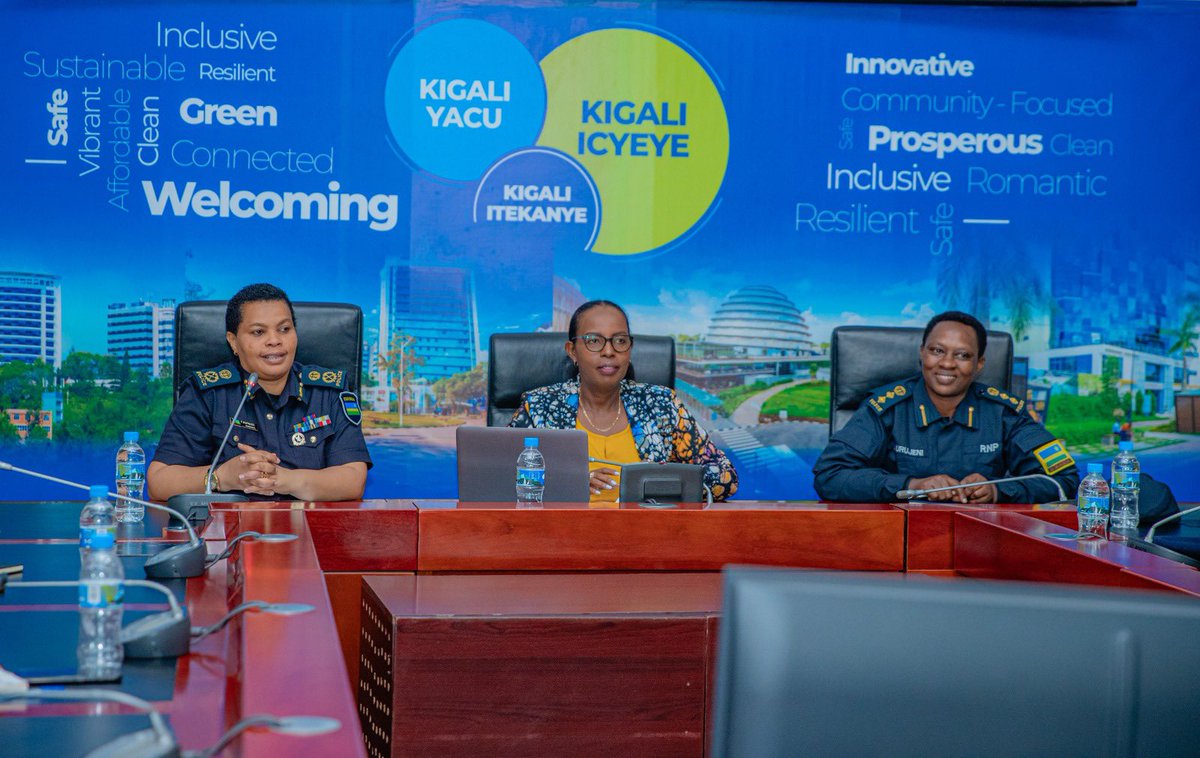 CityofKigali's tweet photo. Ubuyobozi bw’Umujyi wa Kigali na @Rwandapolice bahuye n’abahagariye urubyiruko rw’Abakorerabushake n’abahagarariye abanyeshuri muri Kaminuza zo muri #KigaliYacu baganira ku ruhare rwabo mu kwimakaza umuco w’ubukorerabushake no gukumira ibyaha bitaraba. 

Umuyobozi w’Umujyi wa Kigali Wungirije Ushinzwe Ubukungu n’Imibereho y’Abaturage Urujeni Martine yagize ati: “Tuzakomeza kubaka urubyiruko rufite indangagaciro z’ubwitange, rufite ubumenyi n’ubushobozi bwo kuba abayobozi beza, kandi bagira uruhare rugaragara mu iterambere ry’Igihugu cyacu.”
