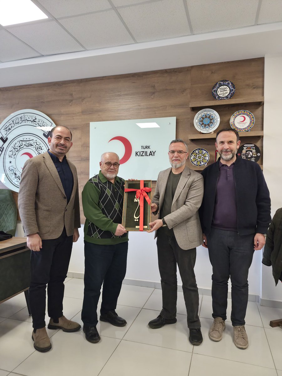 Önder Konya İmam Hatipliler Derneği olarak, toplumsal dayanışmayı ve işbirliğini güçlendirmek amacıyla Türk Kızılay Konya İl Başkanlığı'na bir ziyaret gerçekleştirdik.
​Türk Kızılay Konya İl Başkanı Sayın Hüseyin Üzülmez Beyefendi'ye, nazik kabulleri için teşekkür ederiz.