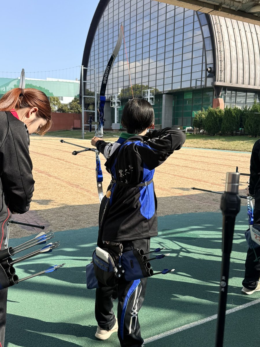 nodaiarchery's tweet photo. こんにちは☀️農大洋弓部です🏹
昨日2/18は成蹊大学さんと新木場で合同練習を行いました✨
また、午後には3人1グループで団体戦も行いました‼️
合同練習を通して成蹊大学さんから学んだことを
今後の練習に活かしていきます🔥 https://t.co/VzdCjl3KBt