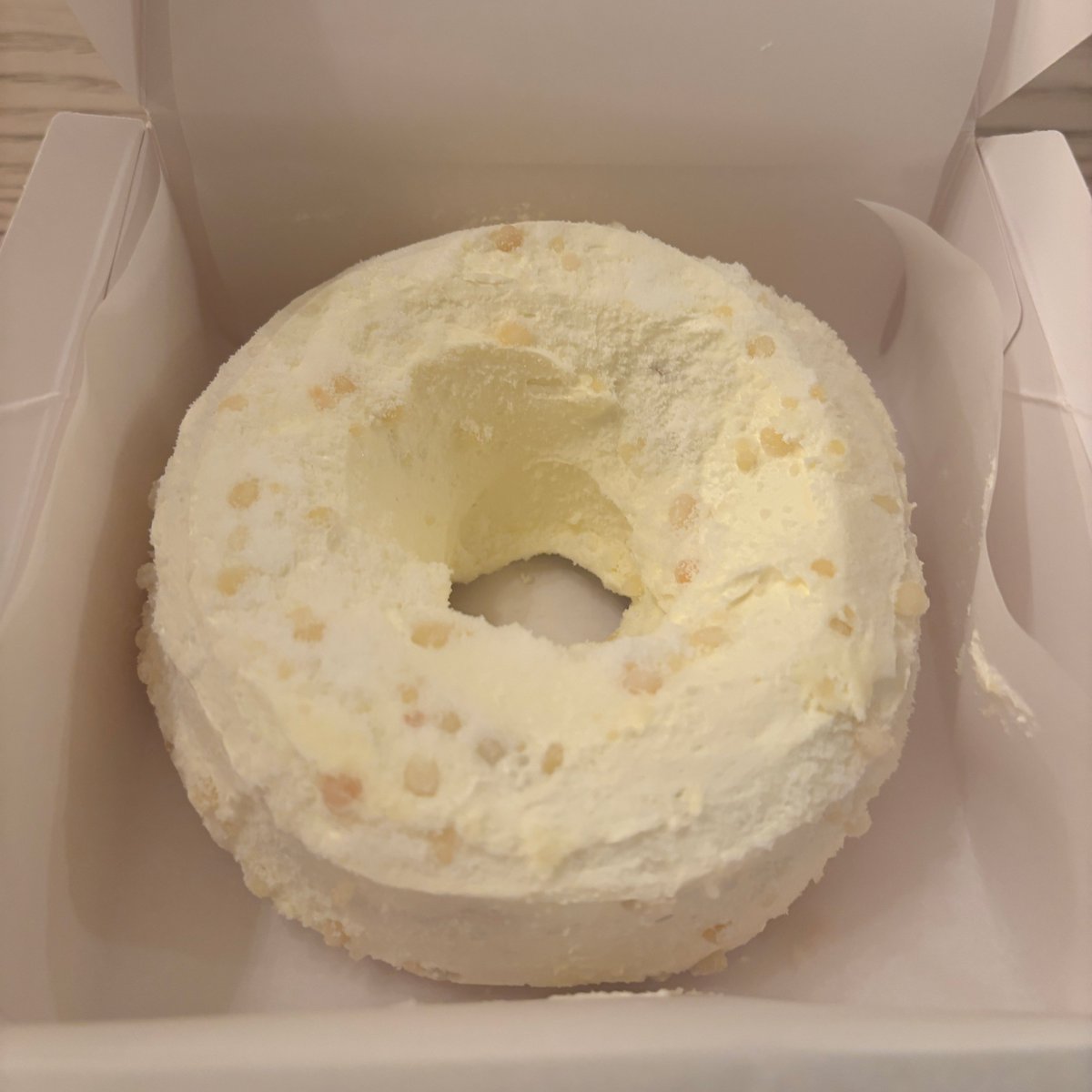 jwoo98219's tweet photo. ユーハイムのバタークリームケーキ絶賛されていて、誕生日はやっぱケーキが食べたいので初購入したのだけど、口に入れたらクリームはしゅわの中にしゃりがあって、生地ふわで半分食べてしまった満腹
ある程度日持ちするから分けて食べられる https://t.co/CZXdvGPX94