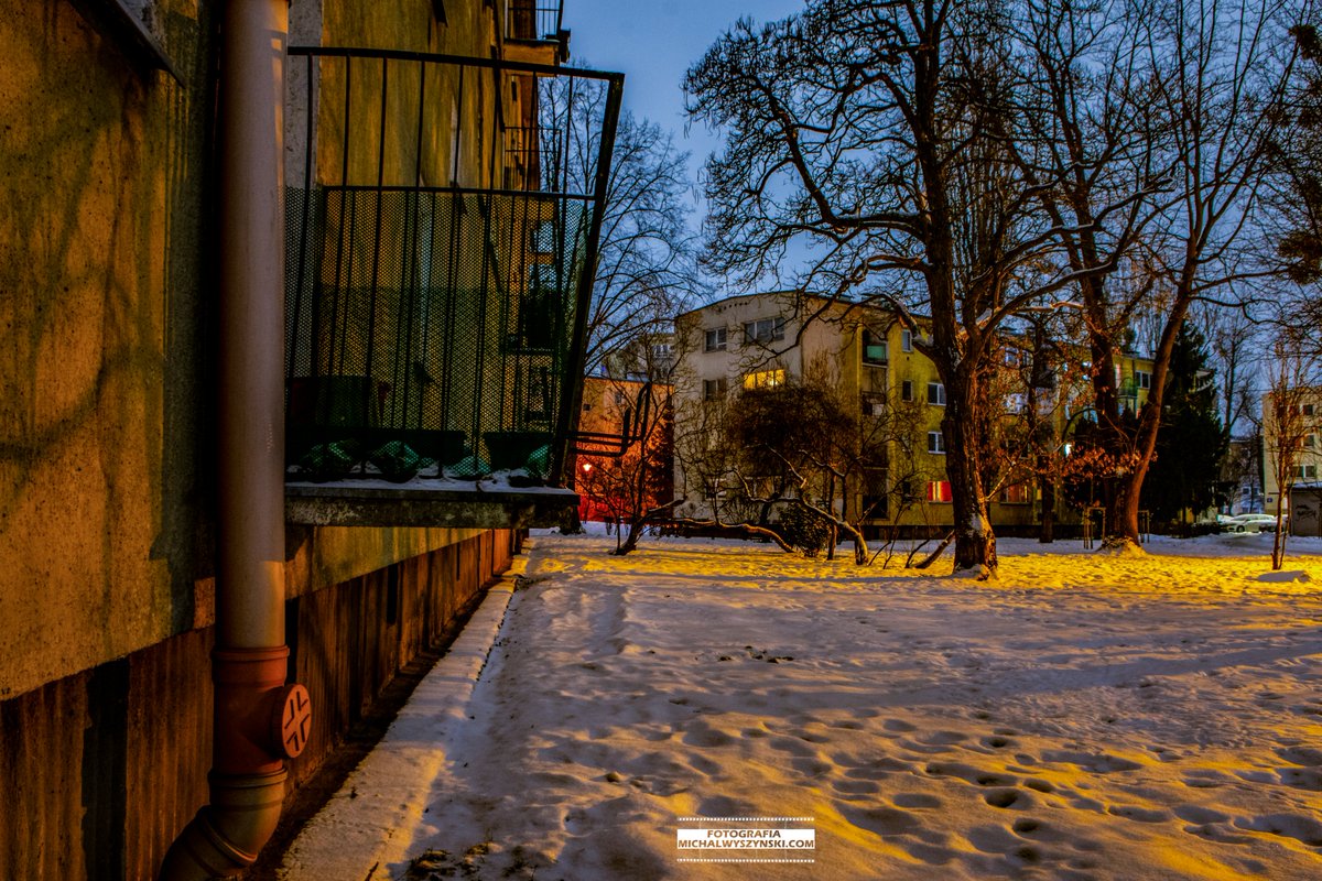 Patrząc na architekturę na Warszawskim Kole przypominają się lata 80 i 90. Nadal czuć stare dobrze czasy. Pojawiają się nowe budynki mieszkalne w śladowej ilości na chwilę obecną i niech tak zostanie.
Koło, Wola, Warszawa
-2 °C 📷
#fotografia #warszawa #warsawphoto #architektura