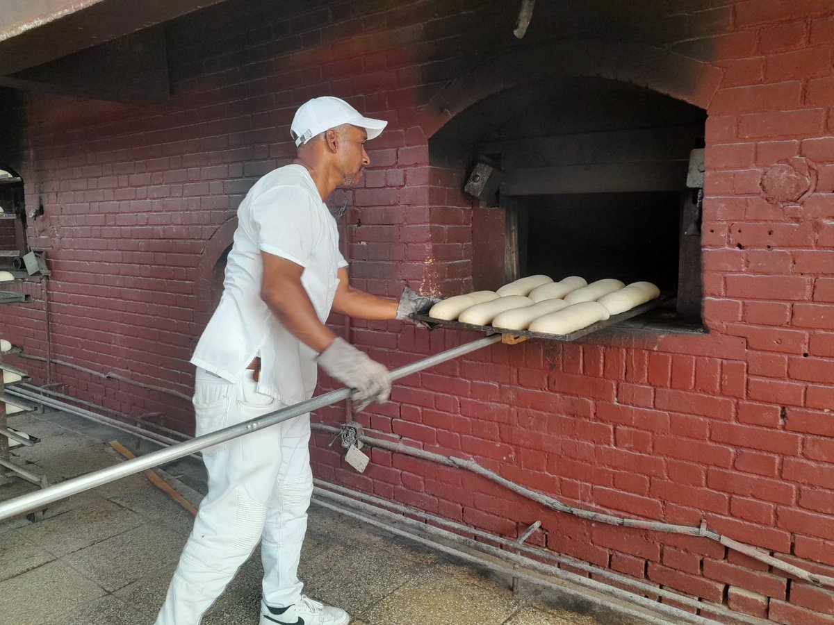 🥖 En la panadería de Línea y 12, conocimos su función como "almacén pulmón". Desde allí implementamos una estrategia de distribución con triciclos eléctricos hacia municipios cercanos, mientras que a la periferia seguimos llegando con camiones de la entidad.