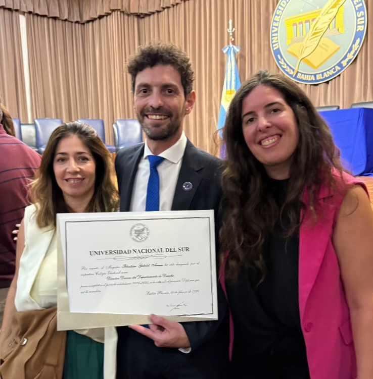 ProgramaAEDuns's tweet photo. Ayer, 18/2/26, Sebastián Arruiz @SebaArruiz  asumió el decanato del Departamento de Derecho de la Universidad Nacional del Sur, Bahía Blanca @derechouns para el período 2026-2030.
Lo acompaña Marcela Pons @marcelavpons como Secretaria Académica. https://t.co/fMZg3A0P8a