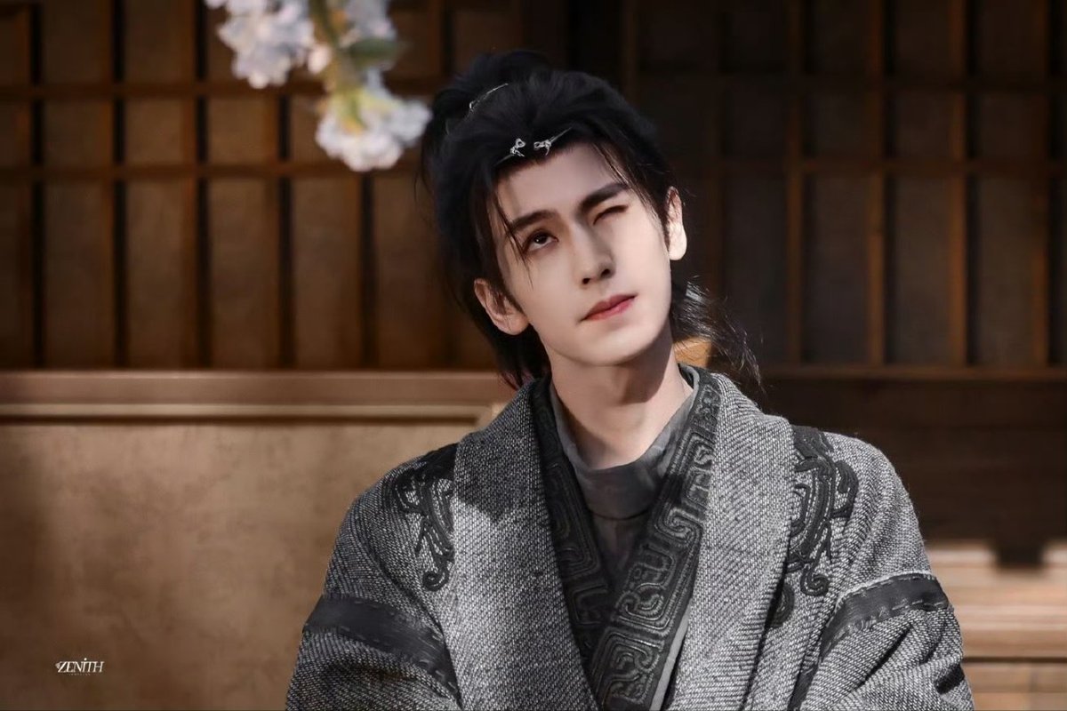 เพิ่งรู้สาเหตุของหลิงเฮ่อที่เห็นขยิบตาบ่อยๆ ไม่ใช่ท่าโพสให้ดูน่ารักแต่เป็นเพราะดวงตาของเฮ่อได้รับความเสียหายจากการถ่ายทำซีรีส์คุนหนิงช่วงหน้าร้อนกลางแสงแดดจัดและการสะท้อนของหิมะเทียม ทำให้เฮ่อมีอาการตาแพ้แสงจนถึงทุกวันนี้และเป็นอยู่ข้างเดียวด้วย🥺🥺🥺