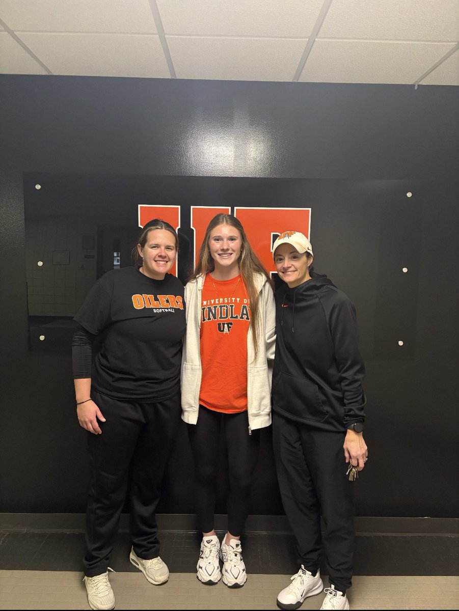 OliviaHaas2026's tweet photo. Go Oilers!! 🧡🤍 @UFOilerSoftball @DloweOilerkid @ClaySoftball @Finesse2026 https://t.co/zkkqfuO742