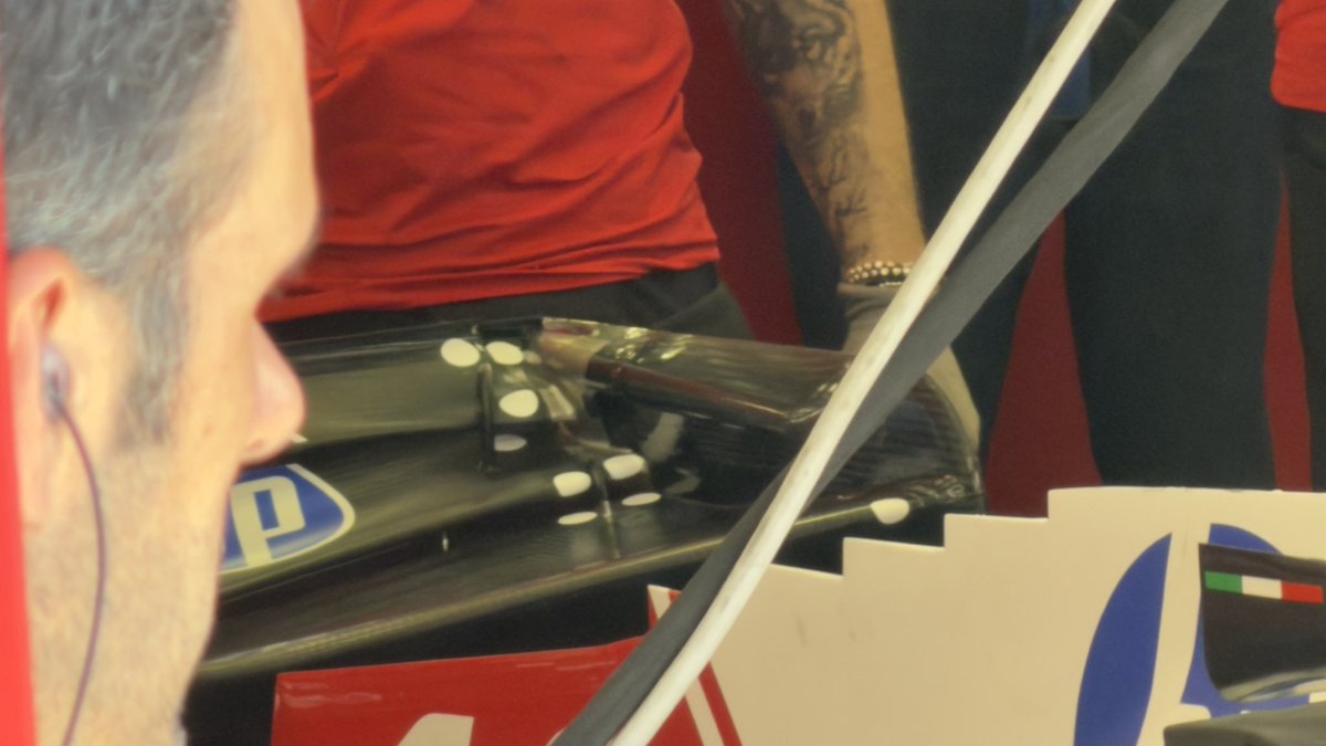 nacho_ares3's tweet photo. @VirutasF1 El actuador lo han quitado de la parte central (otra ventaja aerodinámica) y han movido todo el sistema a los endplates. Es un sistema completamente nuevo del que poco puedes heredar del anterior. https://t.co/aWmw6PURtE
