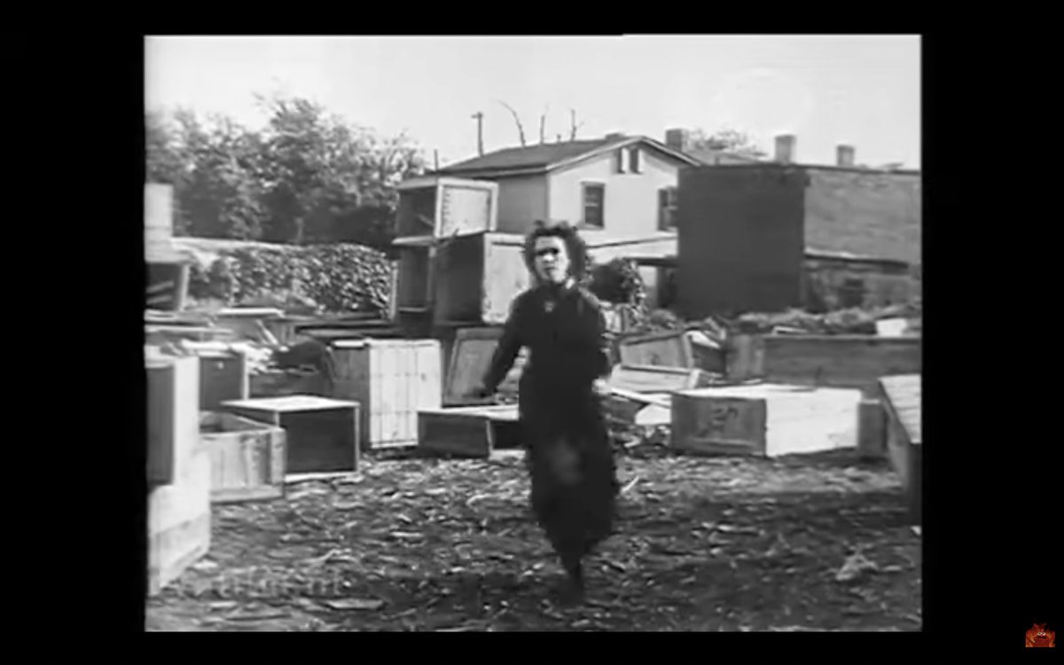 今年の163本目は『The Anarchist’s Wife』を観た。鍵穴の向こうで最高潮に盛り上がるアナキズムだが、子どもを利用して王党派を打倒しようなどという体たらくでは、永遠に王女に跪いてメソメソ泣くことになるだろう。それはそうと、あの木箱が沢山転がっている背景は意味が分からなくて良かった。