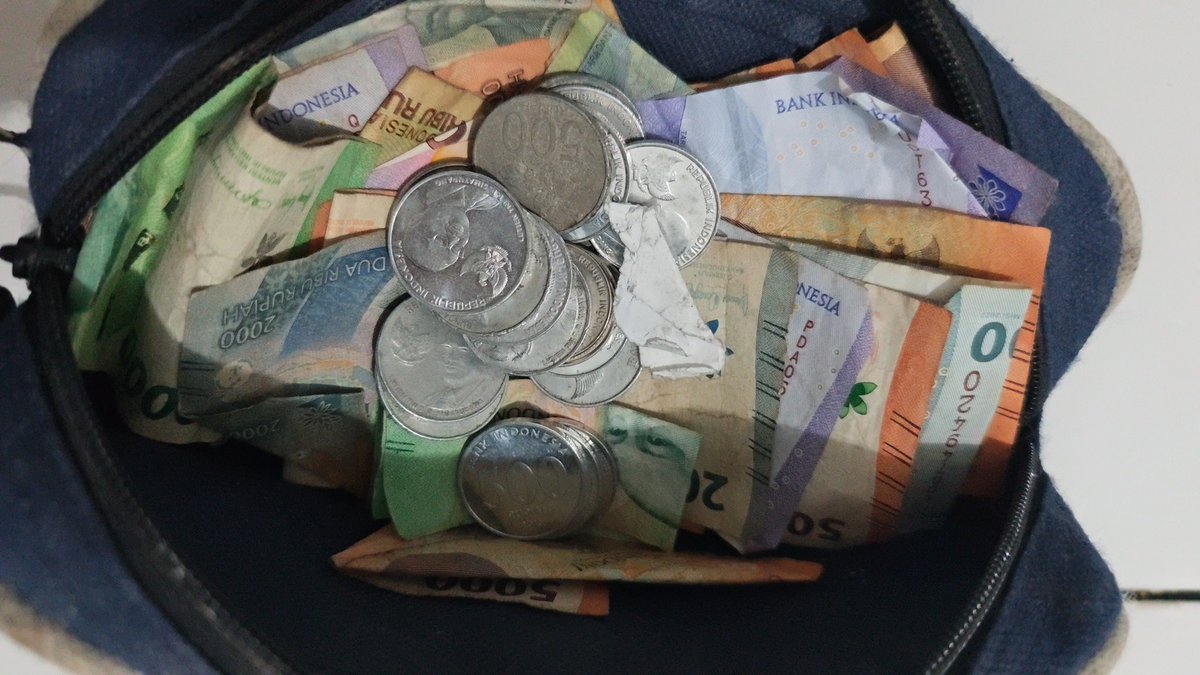 Yogopigi's tweet photo. @SosmedAnu aku setuju dikk ny sih penjual itu hrs nyediain uang receh . aku ada 3 cabang masing2 receh wajib segini, wlpn baru buka atau gmna gitu tetap sedia . https://t.co/AFL5zAcxDq