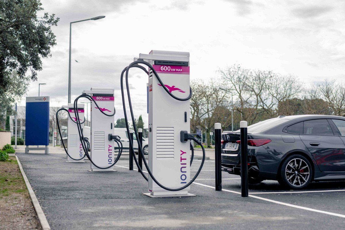 electricfelix's tweet photo. back in winter 2021 this was actually #IONITY station number 400 opening - 4 yrs later they started upgrading work (1st 📸)  

Now they opened their first 600kW (CCS) chargers in 🇫🇷! what's interesting is that Electra uses a #HYC1000 with 4 plugs, IONITY opted for six!
📍Sorgues https://t.co/YCE1sUCcpC