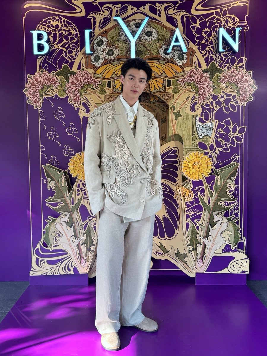 SUPPORTMEENPING's tweet photo. ลุคนี้ขอกราบให้กับความหล่อของพี่มีน
#BIYANXMEEN https://t.co/RrrOe59bTQ