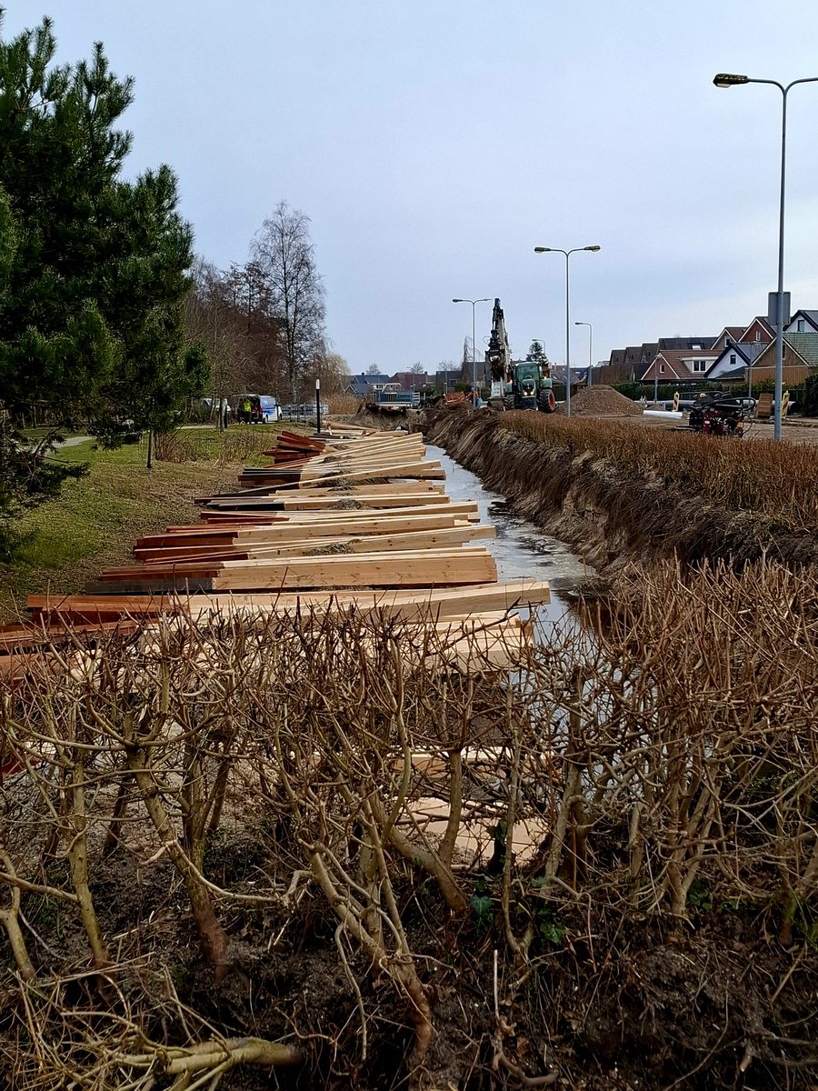 Een wordt druk gewerkt aan de Staartweg in Urk. Was zeker hard nodig. Maar achteraf zal wel weer blijken dat het budget is overschreden. En de burger kan weer op een verhoogde belastingaanslag rekenen.