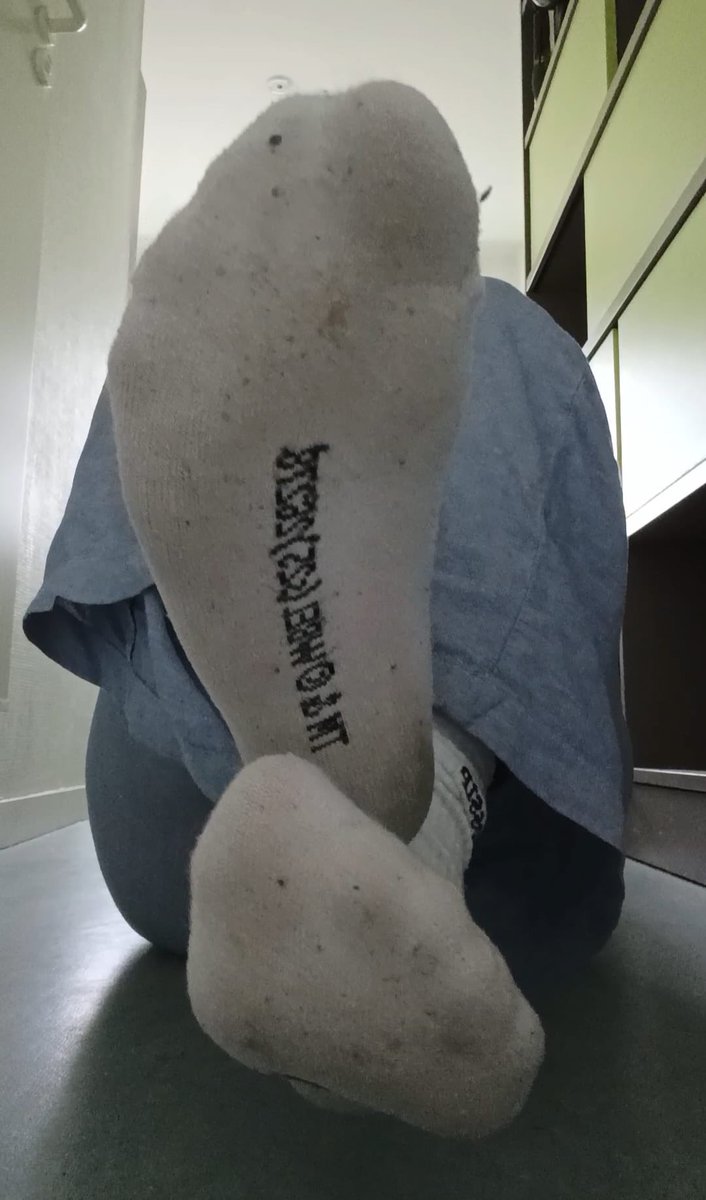 🧦• Bonjour mes chiens ! Je viens de rentrer de la fac ! 🤭 mes chaussettes sales sentent tellement fort si vous savez 🤢.  Je suis dispo toute l’aprem pour cam, vente de chaussettes sales et réels sur Lyon ! 😈 venez vite vous occupez de mes petits pieds 🫦
• feet - femdom -