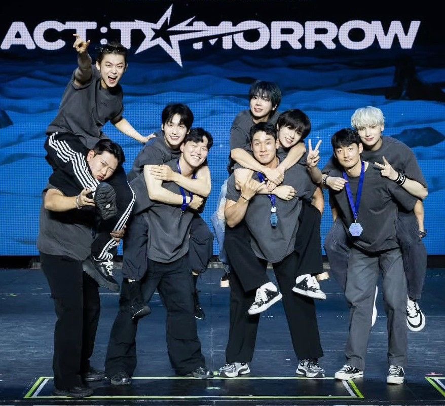 im still obsessed with this picture of txt and their team during the tour TXT LOOK LIKE LITTLE KIDS WITH THEIR OLDER BROTHERS ITS SO CUTE 😭😭