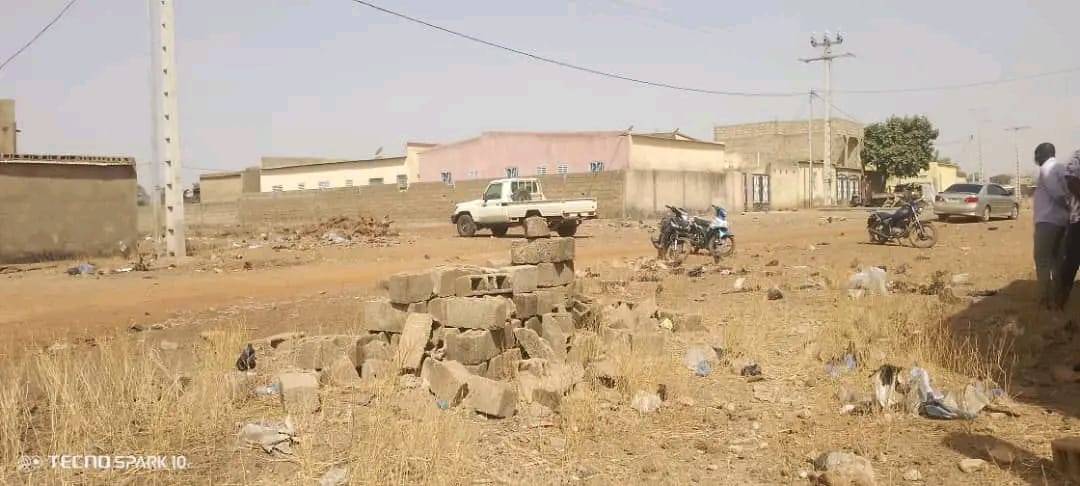 #Burkina : Un policier tue sa famille à Méguet et se suicide

L'agent de police, en visite chez sa famille, a ouvert le feu sur sa conjointe, enseignante, et leur enfant, élève en classe de CP2. Après cet acte tragique, il s'est donné la mort.
#Societé #Burkina_Faso