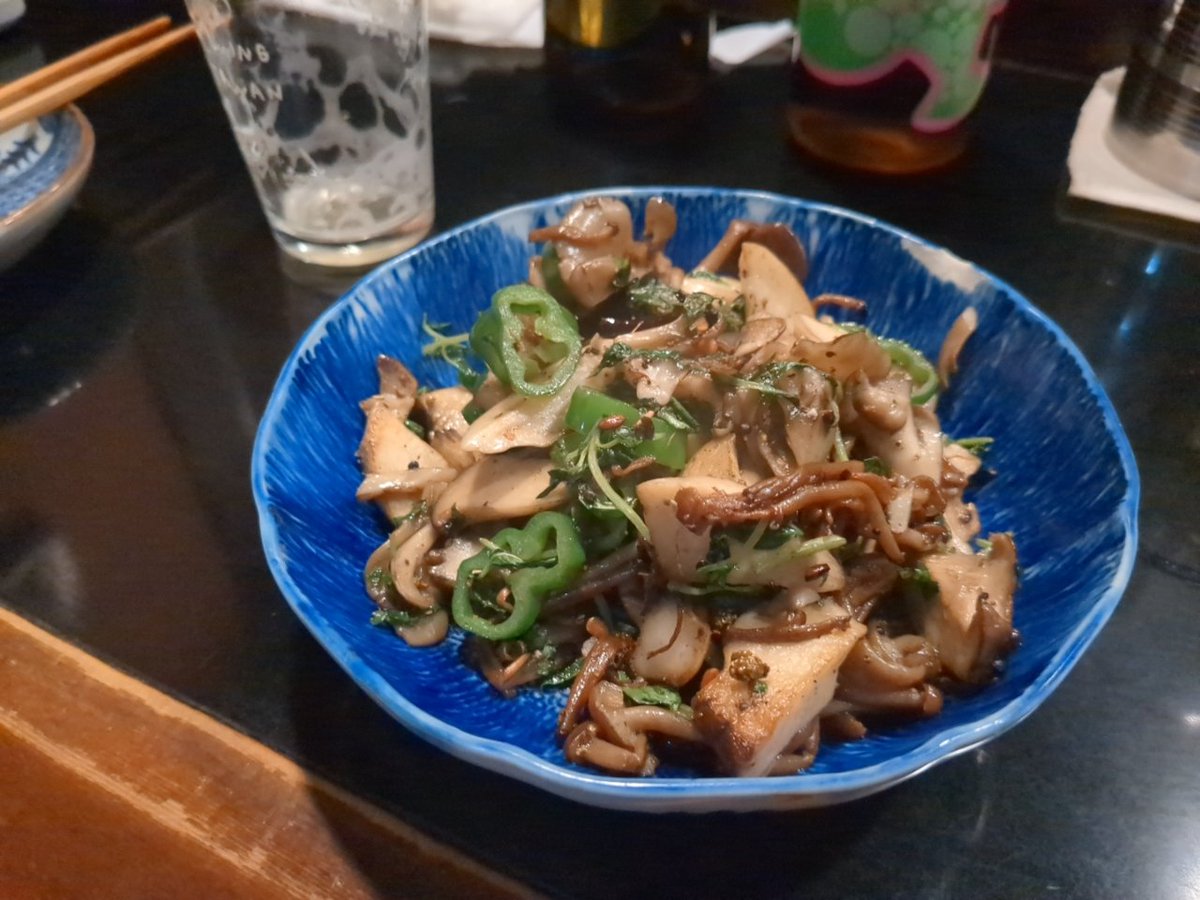 cheesy_eats's tweet photo. 牧谿/九段下
スモークしたよもぎの香りの少し辛い金柑、
みやじ豚、腐乳、ディルの春巻き、
個人的定番のキノコ雲南ミント炒め、
ヤリイカ発酵ニラ炒飯、
豚、金柑、カカオカレー

異国感あふれるスパイス、ハーブ、食材の掛け合わせ。ここでしか食べられない料理。 https://t.co/sB90lrvyiN