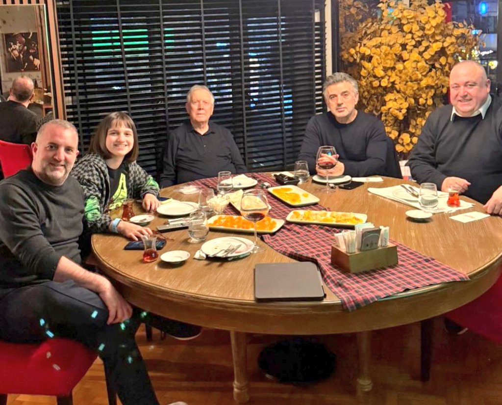 FFTVofficial's tweet image. 🗣️Barış Yurduseven: "Bu arada bir bilgi vereyim. Sayın Murat Salar Lookman meselesi için dedi ki: 'Fenerbahçe teminat mektubu mu aldı?' Dün Sayın Aziz Başkan'la beraberdim, onu sordum. Gerçekten çok enteresan bir konu. Yani ben Sayın Salar'ı herhangi bir yalanlamak anlamında