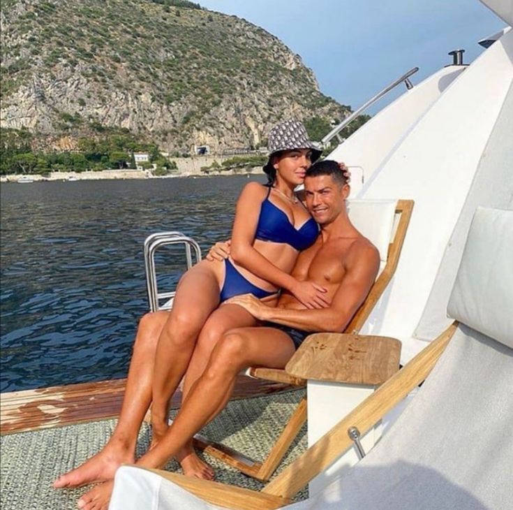 georginagio_bae's tweet image. #Throwback Georgina Rodrigues and Cristiano Ronaldo enjoying the vacation days.