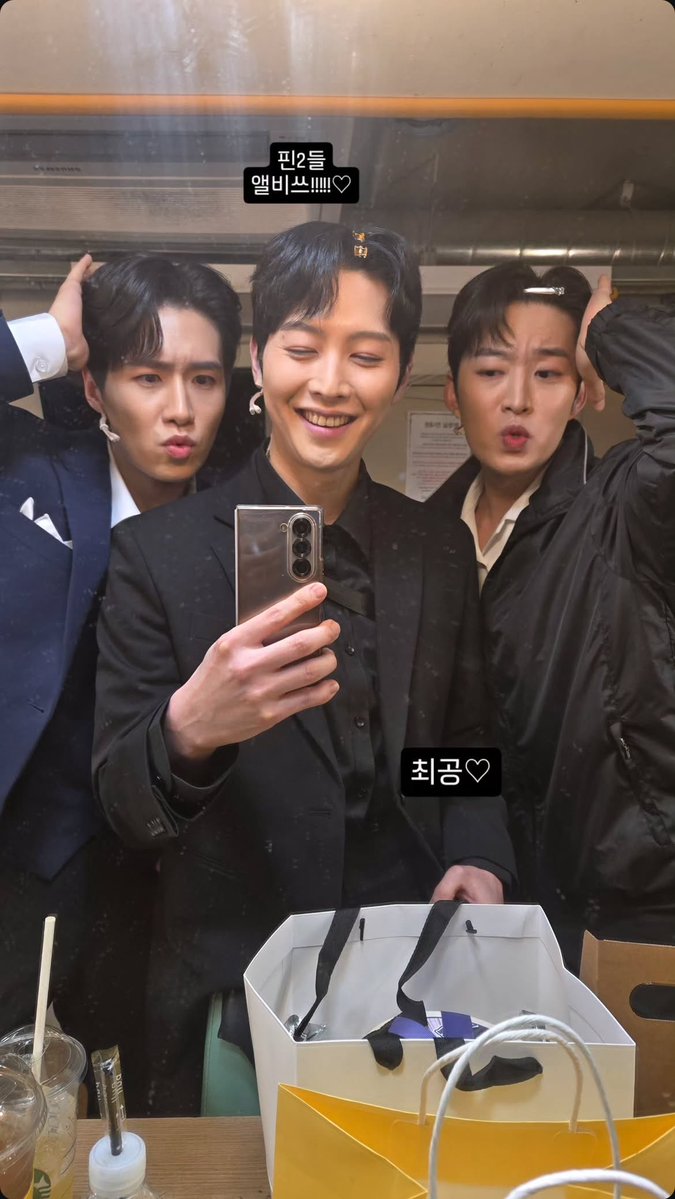커튼콜하고 동마 또 혼자 뻔뻔하게 시그니처포즈햇는데
헌탱이 보고 😒???? 이러몀서
셋이 같이 단체로 포즈해줌

ㅋㅋㅋㅋㅋㅋㅋㅋㅋㅋㅋㅋㅋㅋㅋㅋㅋㅋㅋㅋㅋㅋㅋㅋㅋㅋㅋㅋㅋㅋㅋㅋㅋㅋㅋㅋㅋㅋㅋㅋㅋㅋㅋㅋㅋㅋㅋㅋㅋ