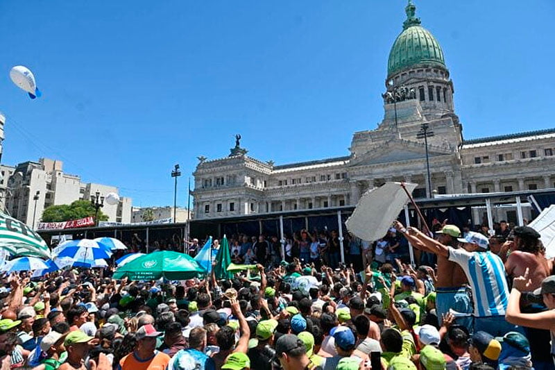 Ramior88's tweet photo. El paro general no representa la Argentina que quiere progresar, representa a un modelo que ya fracasó: el de la confrontación permanente y la presión corporativa. Desde FR creemos en un país con reglas claras y respeto por el que trabaja. Ese es el camino que debemos emprender. https://t.co/3elApCzWit