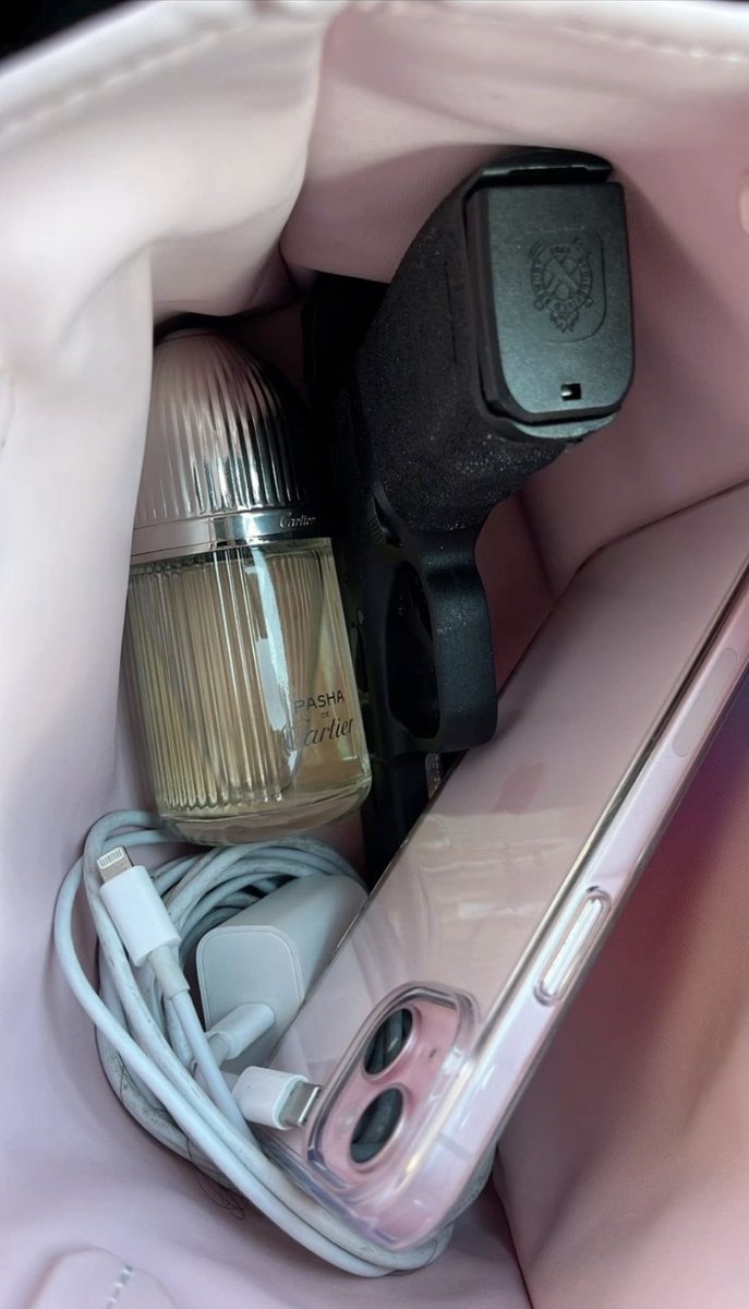 natasha_rochasa's tweet image. Passar em concurso policial para andar só com o básico na bolsa né meninas?! 
o básico: