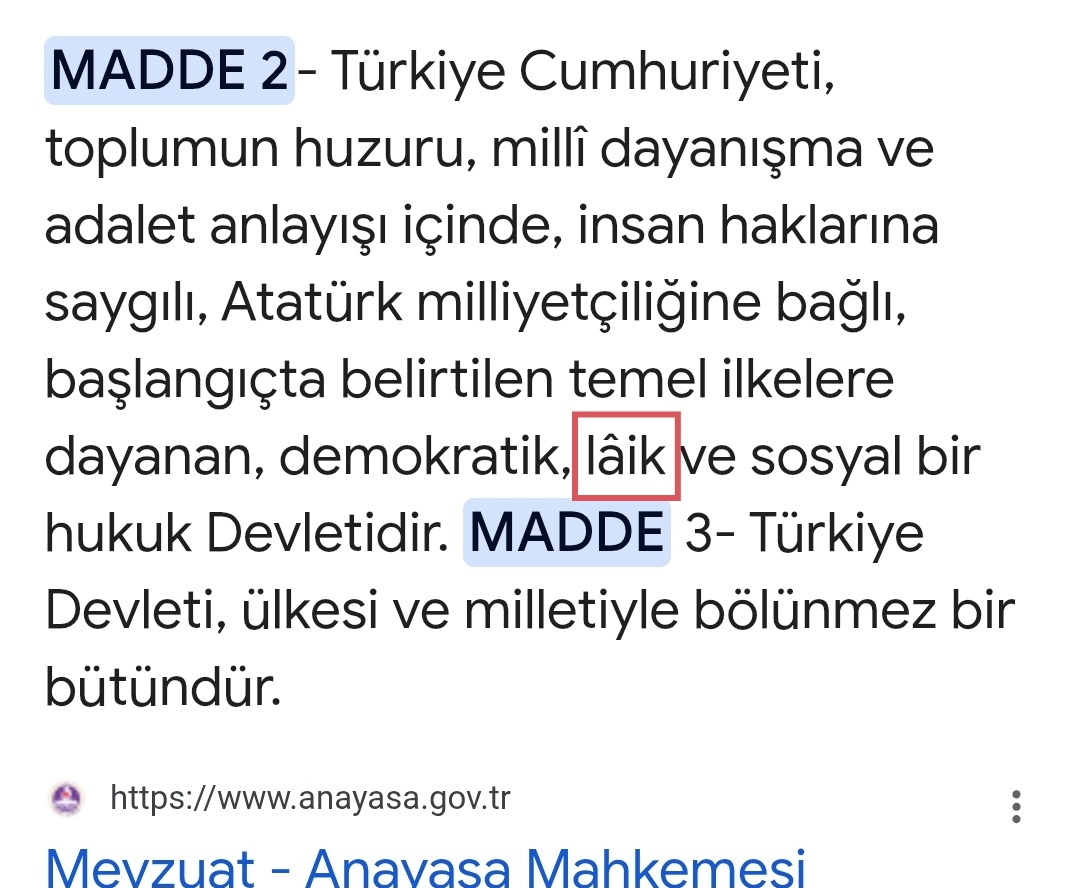 Türkiye'de laikliği savunmak "suç" değildir, laikliğe karşı çalışmalar yapmak suçtur. 

Anayasasına göre Türkiye Cumhuriyeti Devleti laiktir. (Anayasa Md 2)

Anayasa Md. 24:

"...Kimse, ibadete, dinî âyin ve törenlere katılmaya, dinî inanç ve kanaatlerini açıklamaya zorlanamaz;