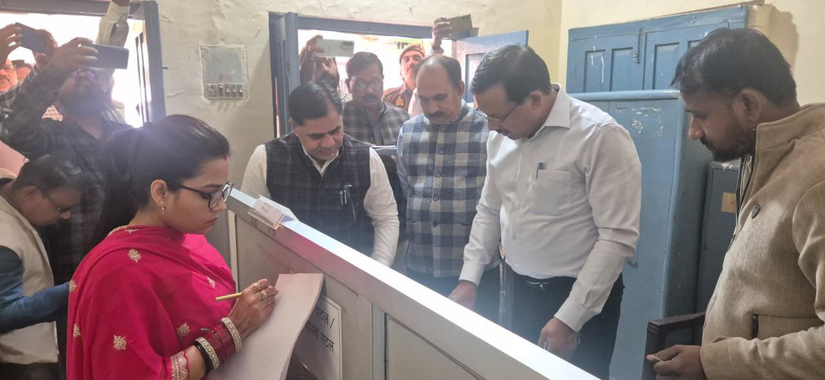 जनपद के विकास कार्यों और नगर व्यवस्थाओं को गति देने के उद्देश्य से जिलाधिकारी राजेश कुमार पाण्डेय द्वारा  विकास खण्ड कार्यालय एवं नगर पालिका परिषद कोंच का वार्षिक निरीक्षण किया तथा जलभराव क्षेत्रों में पक्की सड़क व नाली निर्माण, योजनाओं की जानकारी प्रदर्शित करने , स्वच्छता,हाउस