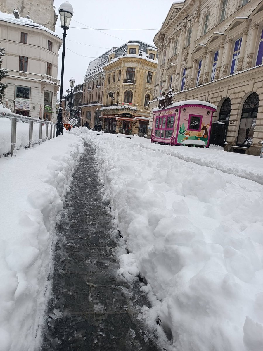 Travel_2Romania's tweet image. Buried in the snow 🙀
Piles of 2-3 m.
_________________
#snowfall #blizzard #snowday #snowstorm #Romania #February2026 
©️Go visit Bucharest