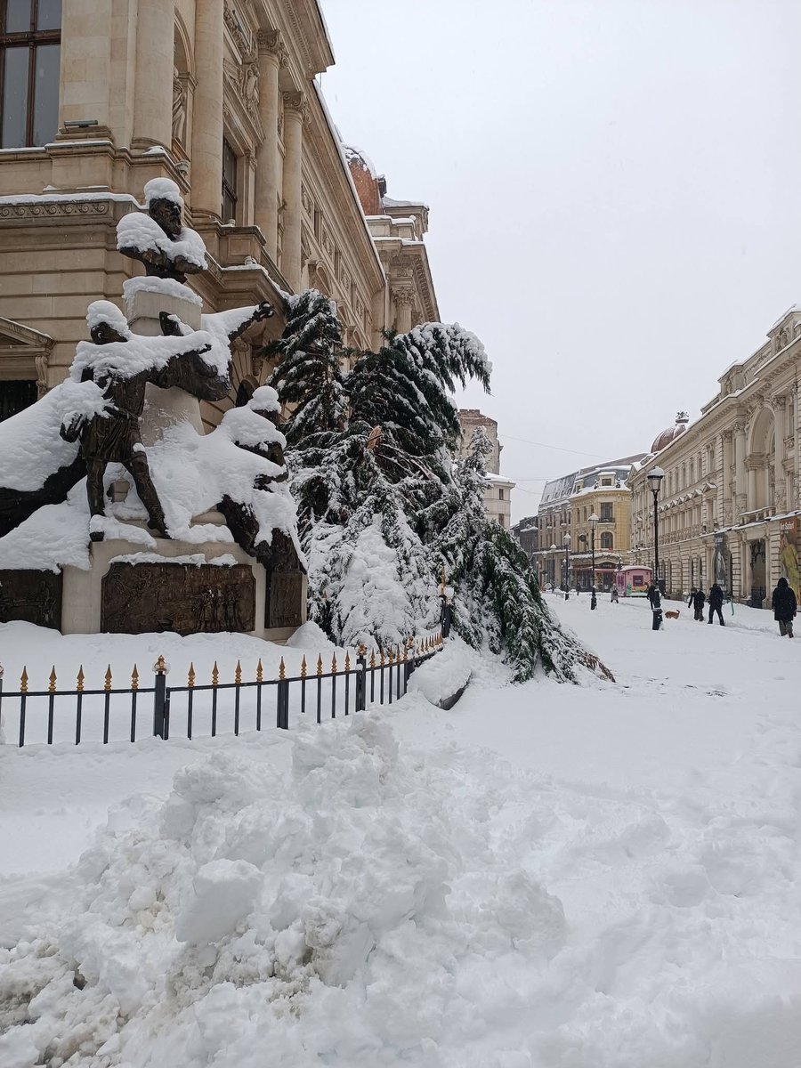 Travel_2Romania's tweet image. Buried in the snow 🙀
Piles of 2-3 m.
_________________
#snowfall #blizzard #snowday #snowstorm #Romania #February2026 
©️Go visit Bucharest