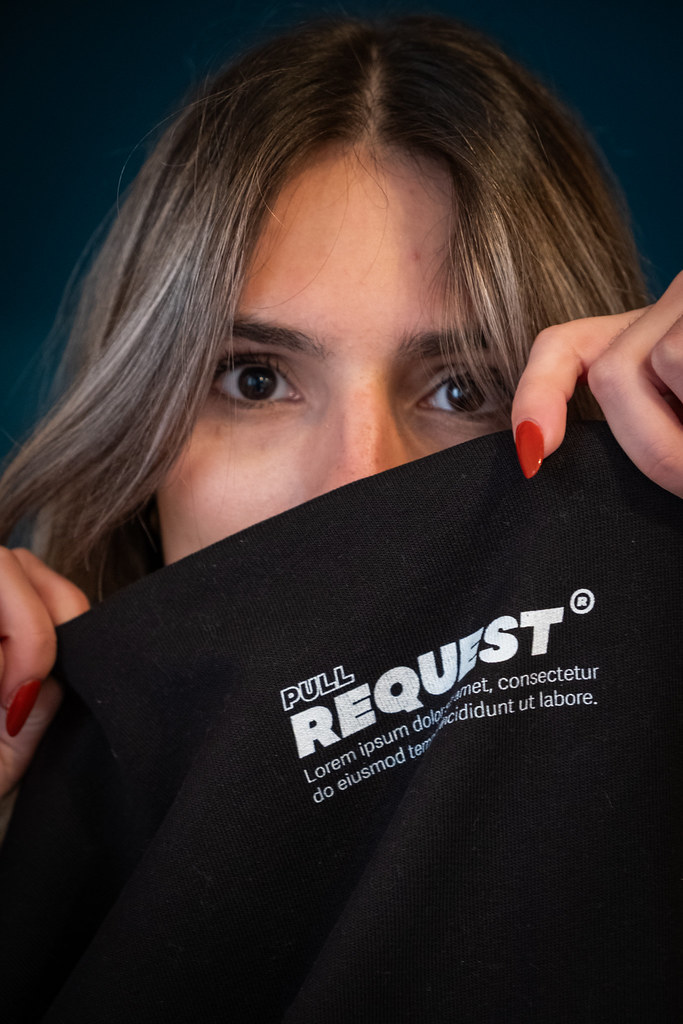 Au fait j'ai désigné ma première marque de vêtement !
P'tite ref au dev pour ceux qui l'ont 👨‍💻

C'est brodé et produit à Caen 😎
Dispo ici > css-repository.com