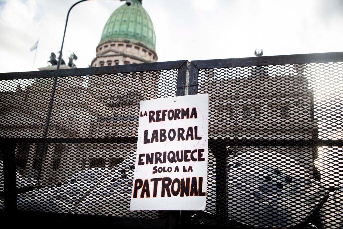 Hoy todos a las calles, tenemos que ser millones la reforma laboral es un beneficio para los multimillonarios, vuelve la esclavitud gracias al asqueroso #FueraMileivendepatria