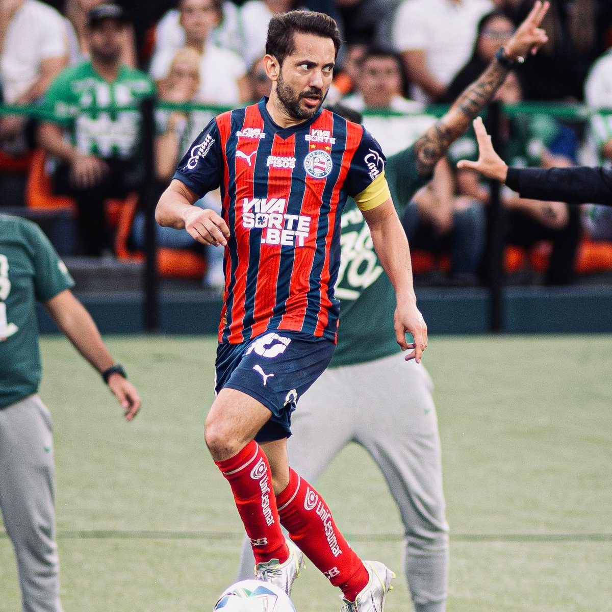 Obrigação do Bahia é buscar um jogador para ser o substituto de Everton Ribeiro. 

Ele é gênio, mas provavelmente, não vai aguentar mais dois anos. 

O Bahia e o CFG possuem mecanismos, inteligência e ferramenta necessários para achar alguém.