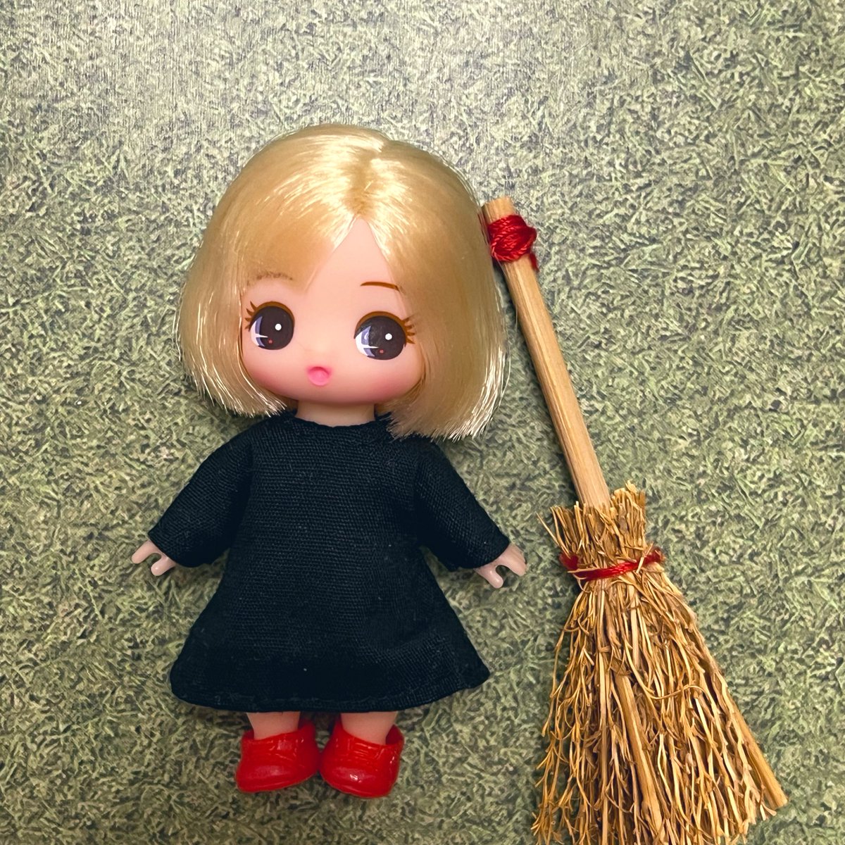 ぷちリカちゃんに服作ってます。 ミキマキよりもサイズが小さくて