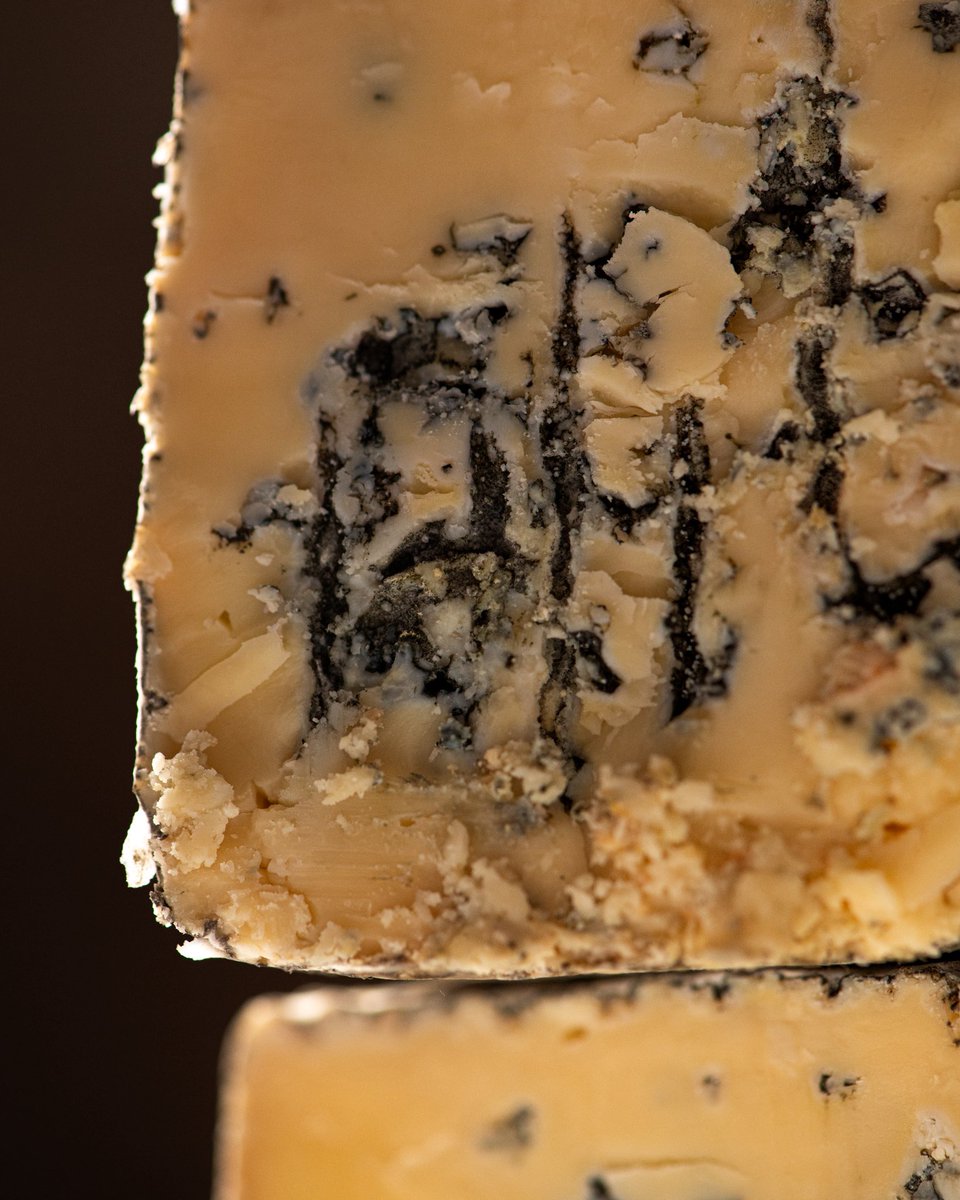 Kraftkar es un queso azul noruego único y una referencia imprescindible dentro de los grandes quesos azules europeos. En boca es equilibrado, ligeramente dulce, con notas lácticas profundas, cristales crujientes y vetas azules finamente distribuidas que le aportan carácter.