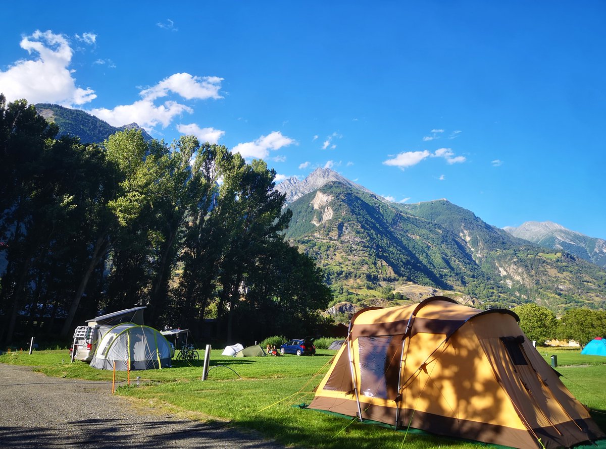 ECC_Camping's tweet photo. Hallo Ihr Lieben!
Heute haben wir für Euch: Ein Campingplatz, der Freiheit neu definiert, eine Pizza, die süchtig macht, und eine Bergwelt, die einen einfach nicht mehr loslassen wollte.
https://t.co/68wUim6Fdy 
Viel Spaß! Eure Müllers #diemüllerscampen https://t.co/WVLpIxcRmr