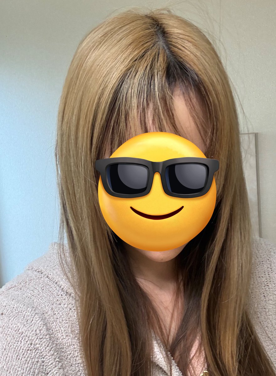 growth_shine's tweet photo. 一時的に黒髪にしなきゃいけなくて、エンシェールズすぐとれ黒使ってみた。
元は表面がブリーチしてベージュ、中がブラウン。長さは胸くらいで毛量多め。

染める直前に寝起きボサボサでbeforeも撮ったよ😊

表面のブリーチ部分が緑味が出ちゃった😭
全然黒くない笑

明日ブリーチ部分だけ染め直し😂 https://t.co/ZAuKbVBJdQ