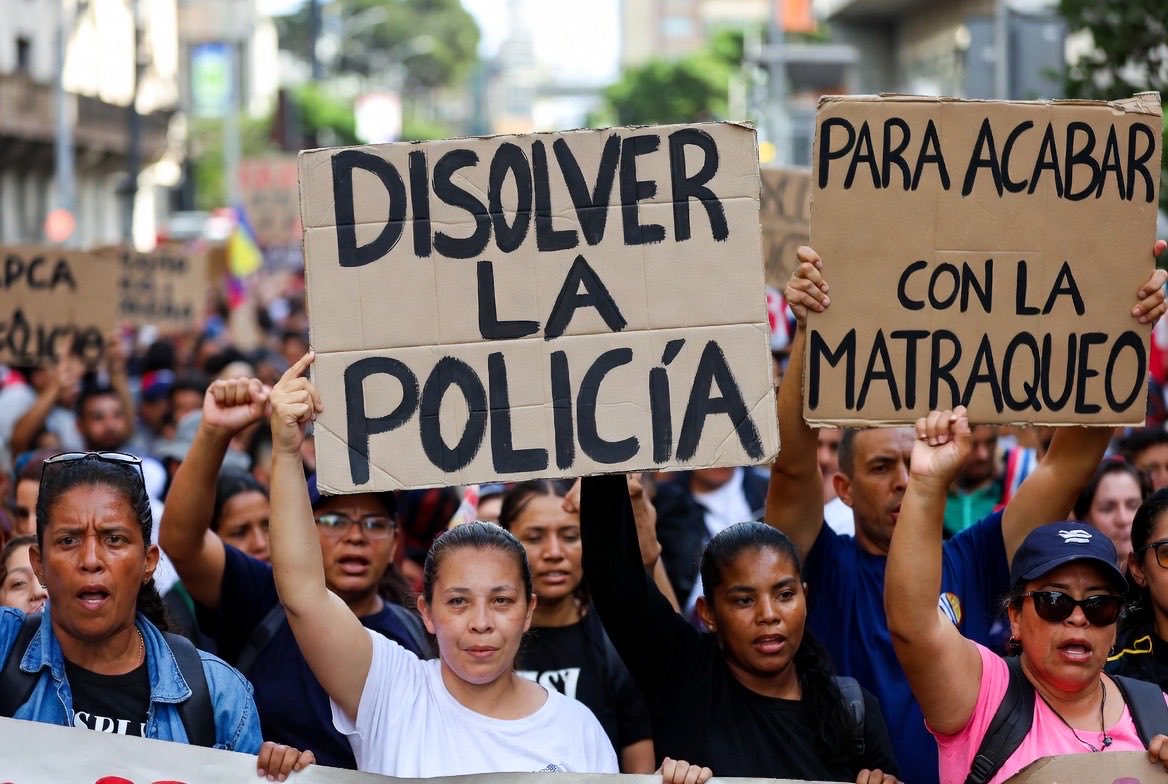 Disolver la policía en Venezuela para acabar con la Matraca (corrupción). 

La desconfianza hacia los cuerpos de seguridad en Venezuela no es percepción, es realidad. Las alcabalas y operativos se han vuelto sinónimo de terror. ¿Existe una solución radical que haya funcionado en