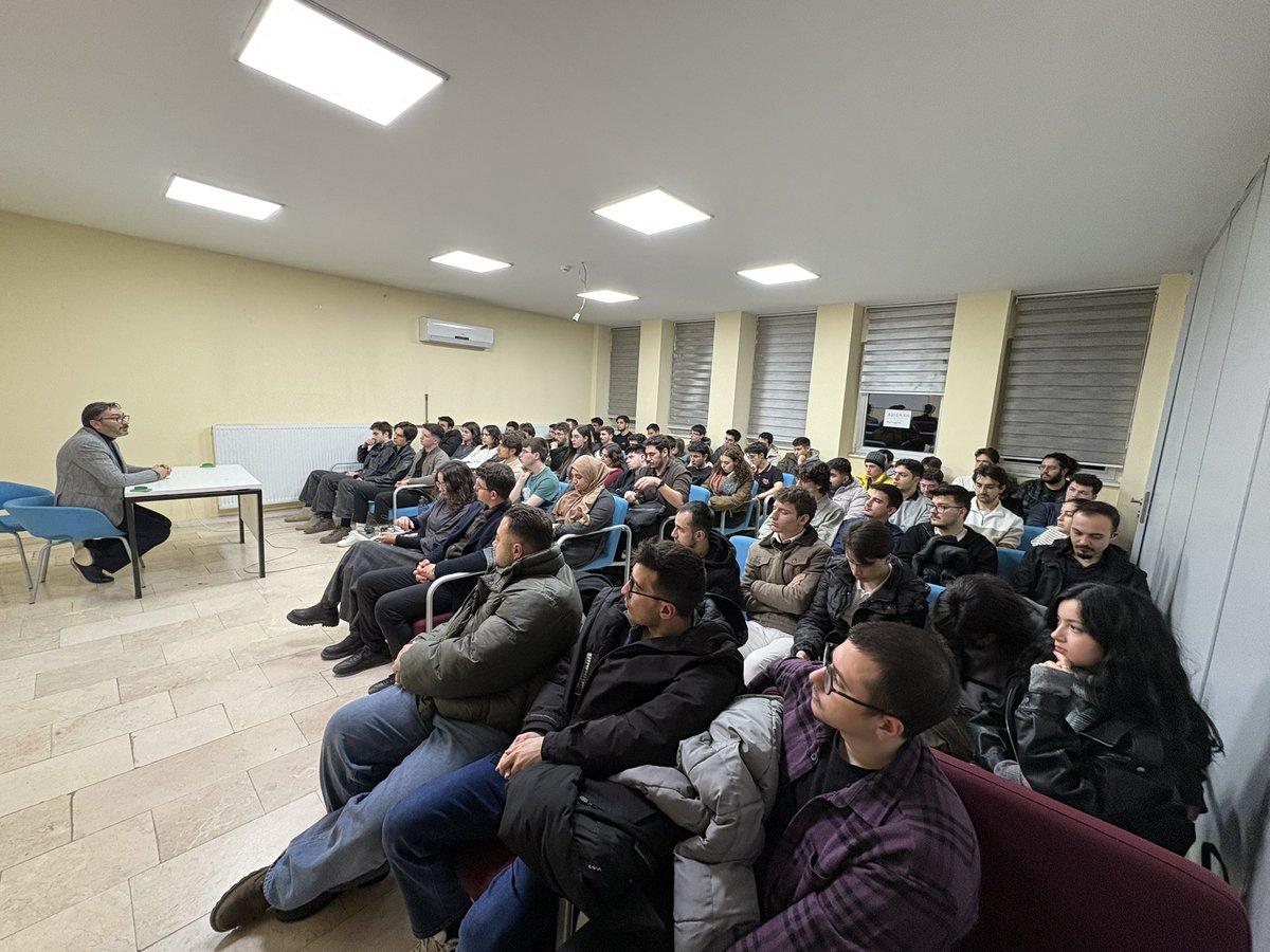 TEKNOFEST başvuru süreci devam ederken 🚀
👥 475 genç 🌟 10 farklı kategori 🧩 ile çalışmalarımız sürüyor.
Takım kaptanlarımız, Müdürümüz Mesut Buğrul ile bir araya gelerek projelerin son durumunu değerlendirdi 📝
Hedefler net, motivasyon yüksek 💪