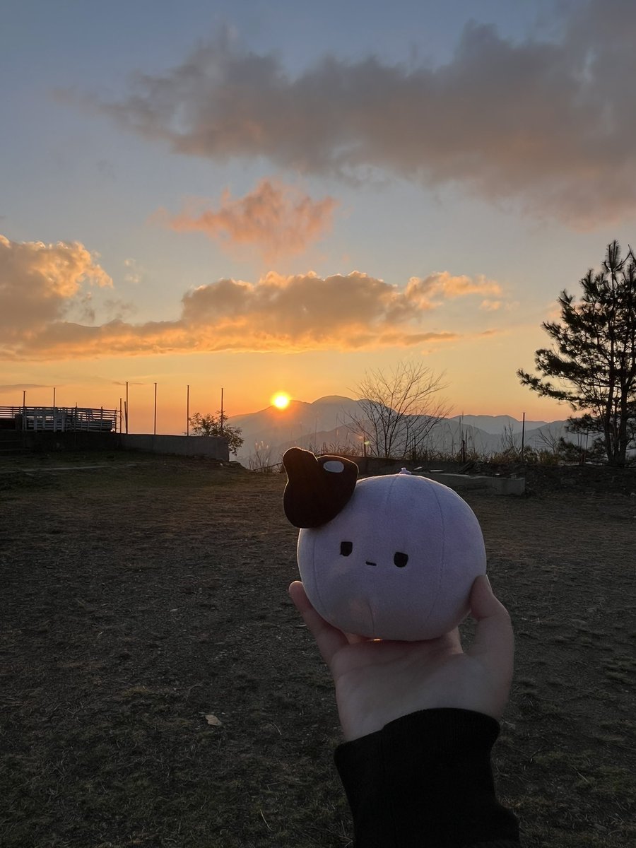 #熙歌
#oumuakochi

這次除夕過年和家人一起到清境上過，晚上還吃雲南料理，夕陽跟晚上的星空非常的漂亮，本來想要拍日出的，結果瞇一下就錯過了時間😭
祝福歌跟小埃今年身體健康發大財！