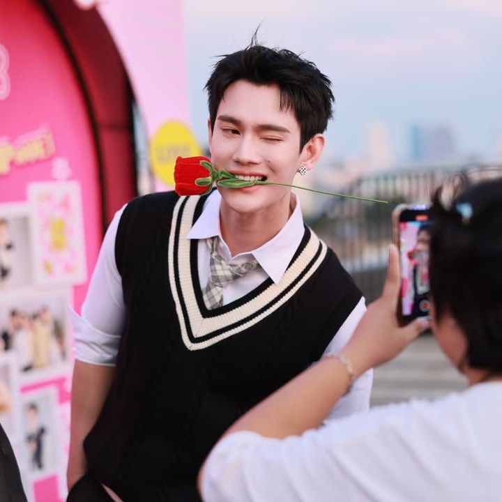 With a straw, with a flower.
Always handsome and pretty.🖤❤❤️‍🔥❤‍🩹

#pavelphoom <a href="/pavelphoom/">pavelphoom</a>